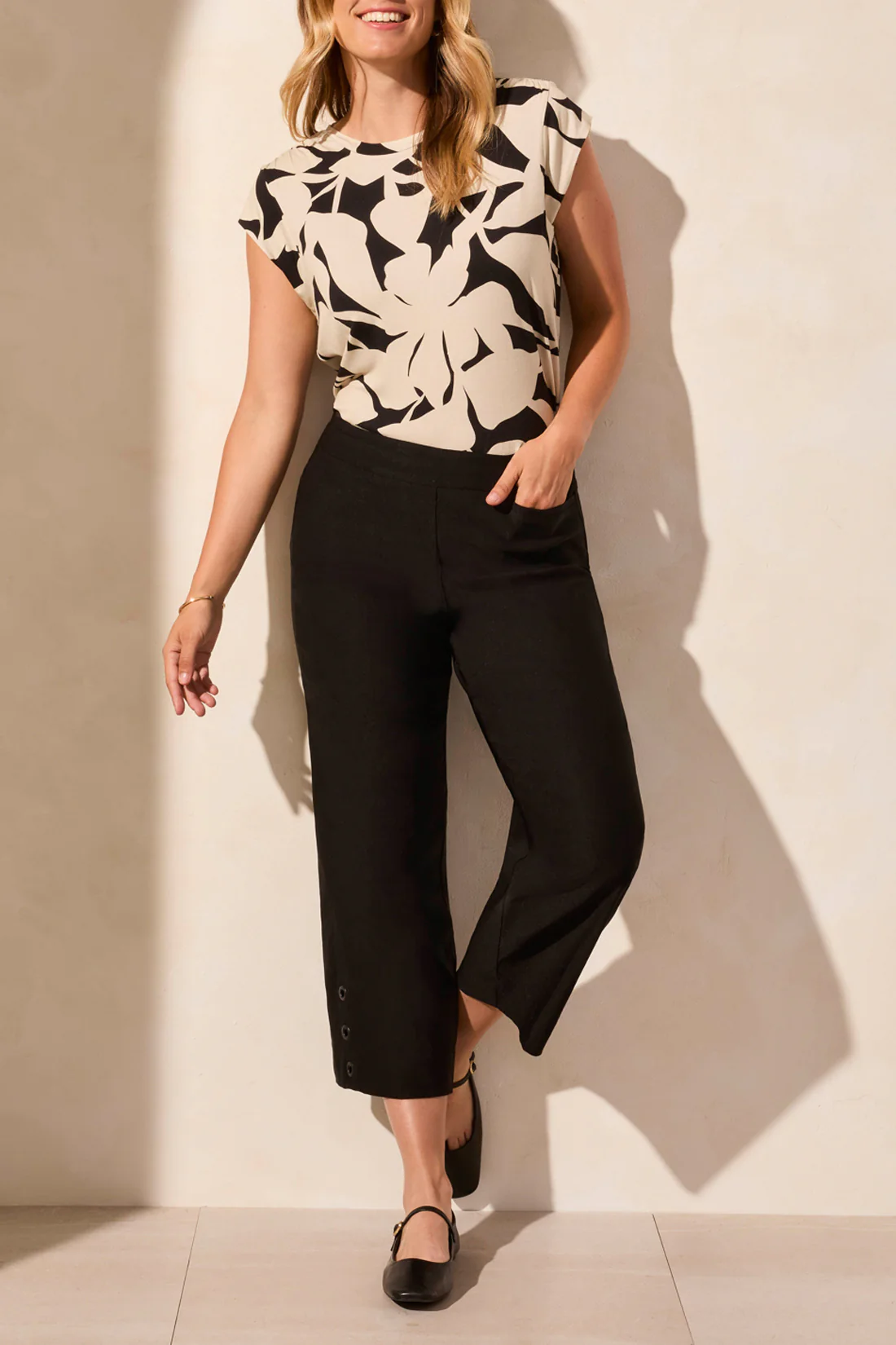 Tribal -2055O-7165-Pull On Capri W/DTM EyeLets -Black